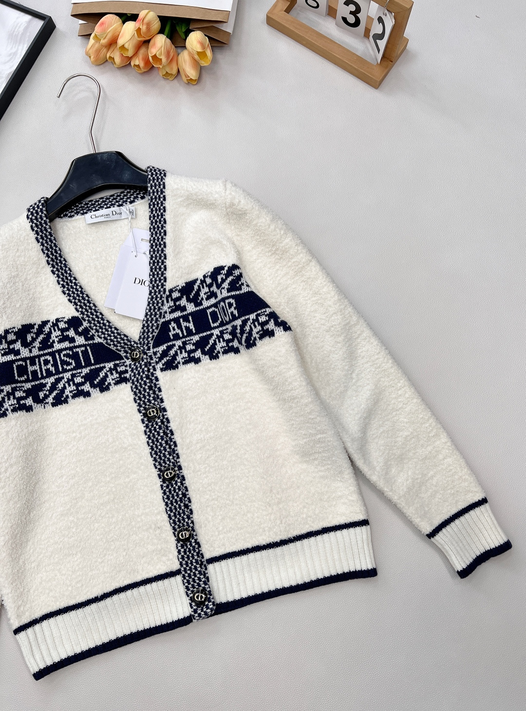 🆕 DIOR 奶白色V领字母撞色提花针织开衫，这款D🏠外套，奶乖奶乖的长在了心巴上！奶乖奶乖的外套你们见