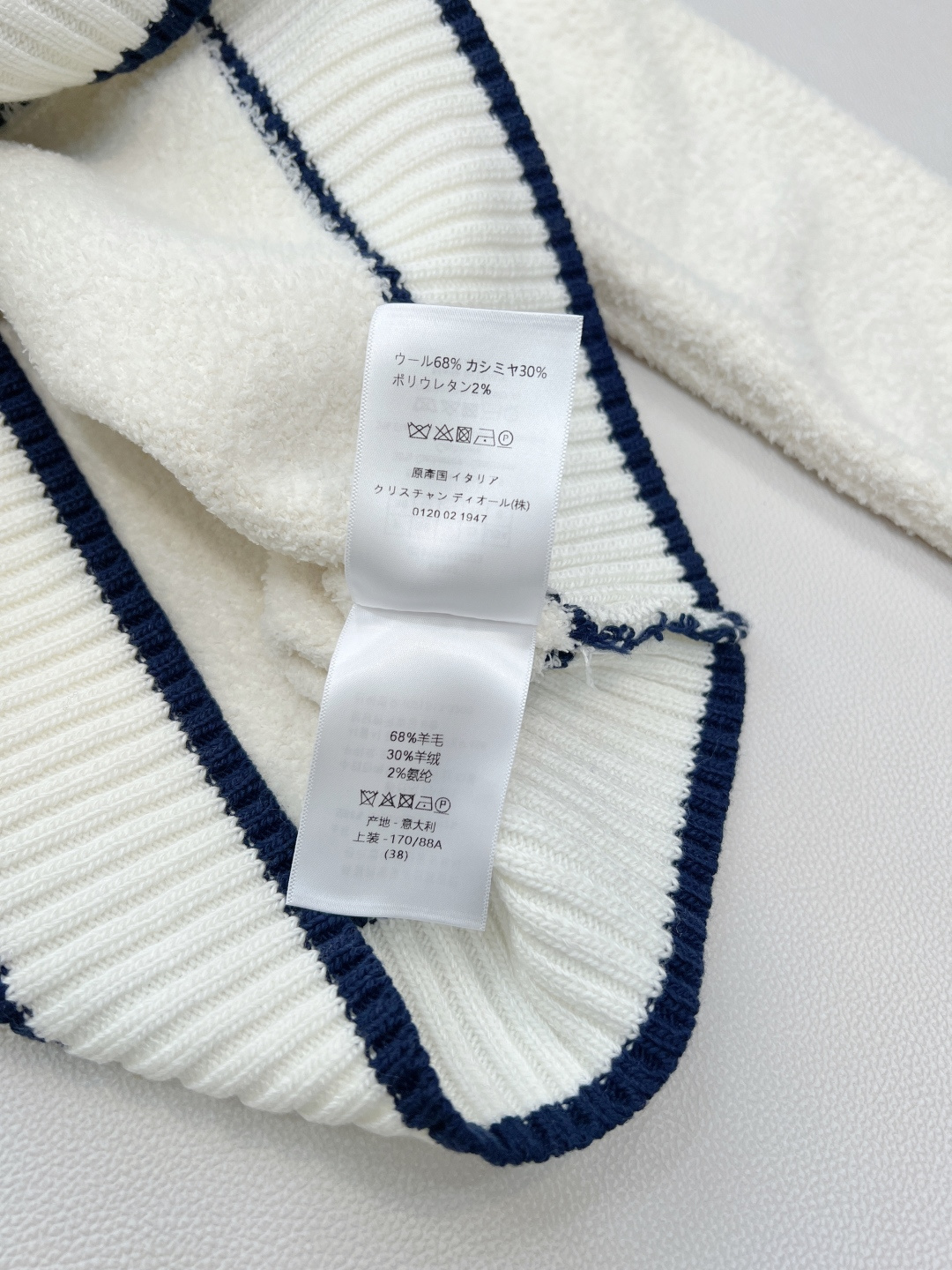 🆕 DIOR 奶白色V领字母撞色提花针织开衫，这款D🏠外套，奶乖奶乖的长在了心巴上！奶乖奶乖的外套你们见