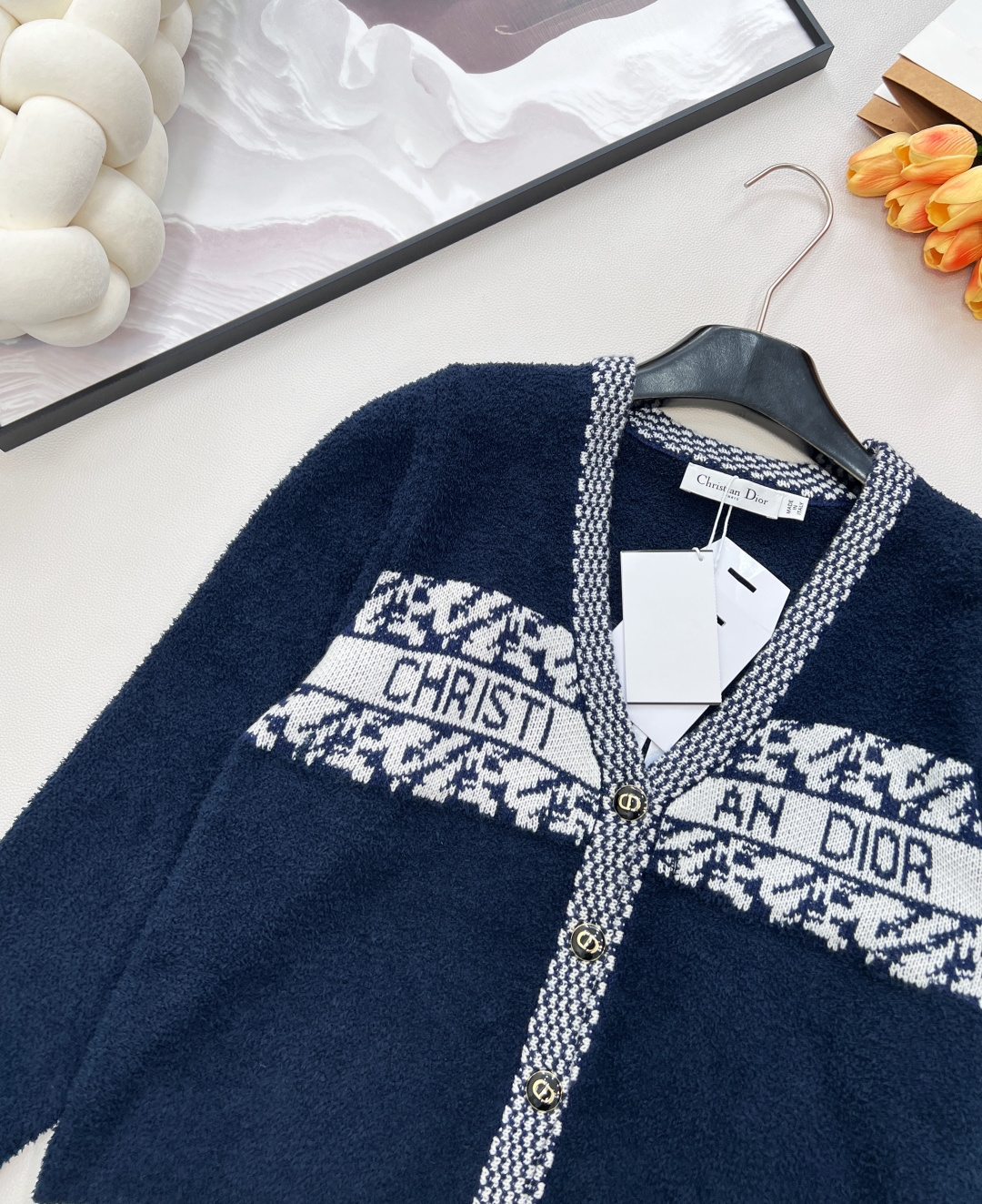 🆕 DIOR 奶白色V领字母撞色提花针织开衫，这款D🏠外套，奶乖奶乖的长在了心巴上！奶乖奶乖的外套你们见