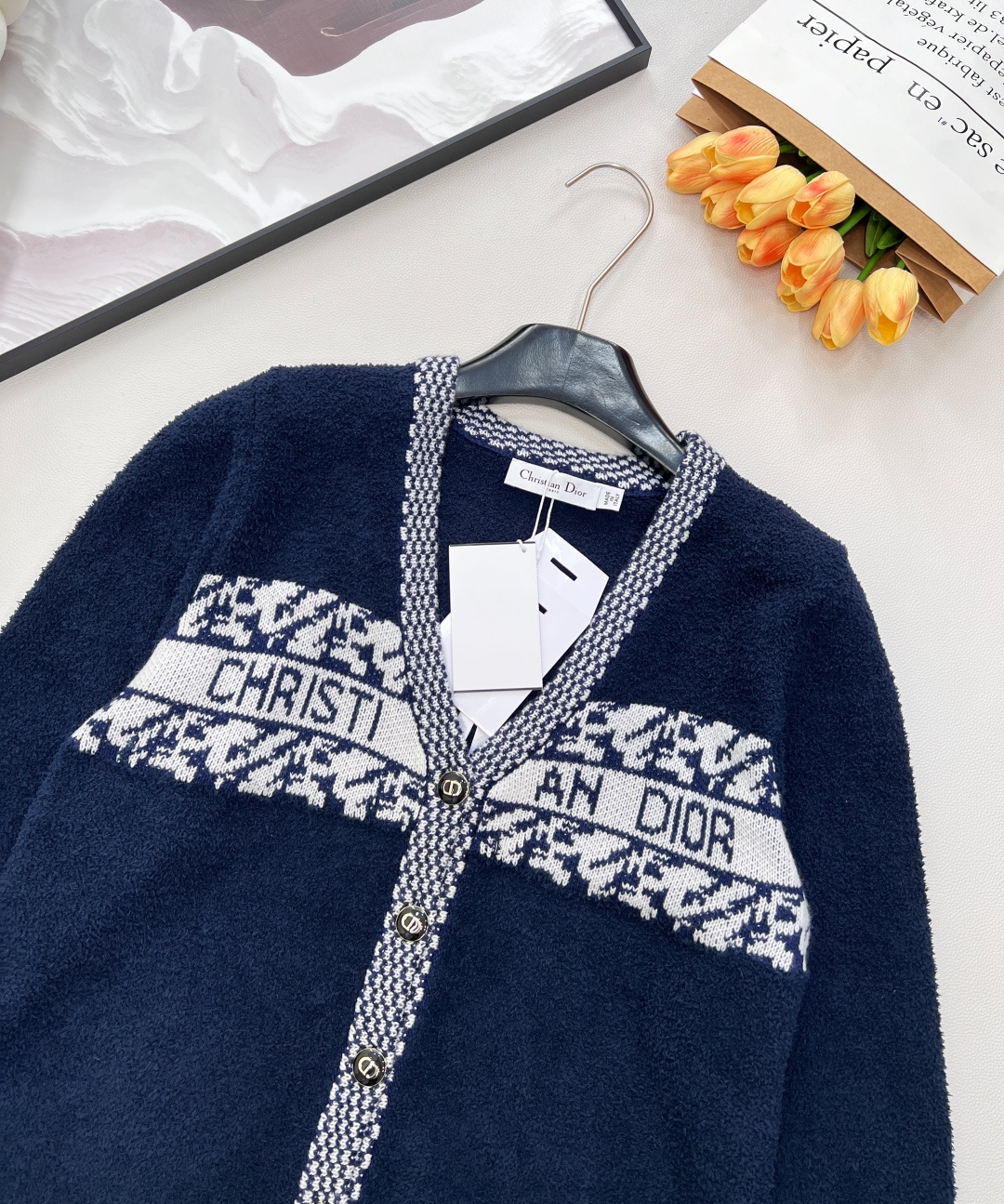 🆕 DIOR 奶白色V领字母撞色提花针织开衫，这款D🏠外套，奶乖奶乖的长在了心巴上！奶乖奶乖的外套你们见