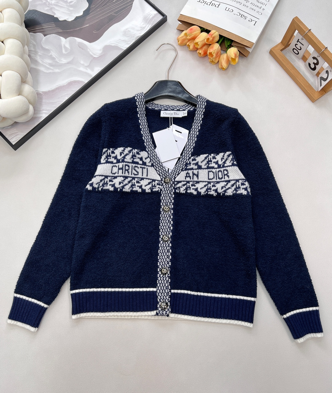 🆕 DIOR 奶白色V领字母撞色提花针织开衫，这款D🏠外套，奶乖奶乖的长在了心巴上！奶乖奶乖的外套你们见