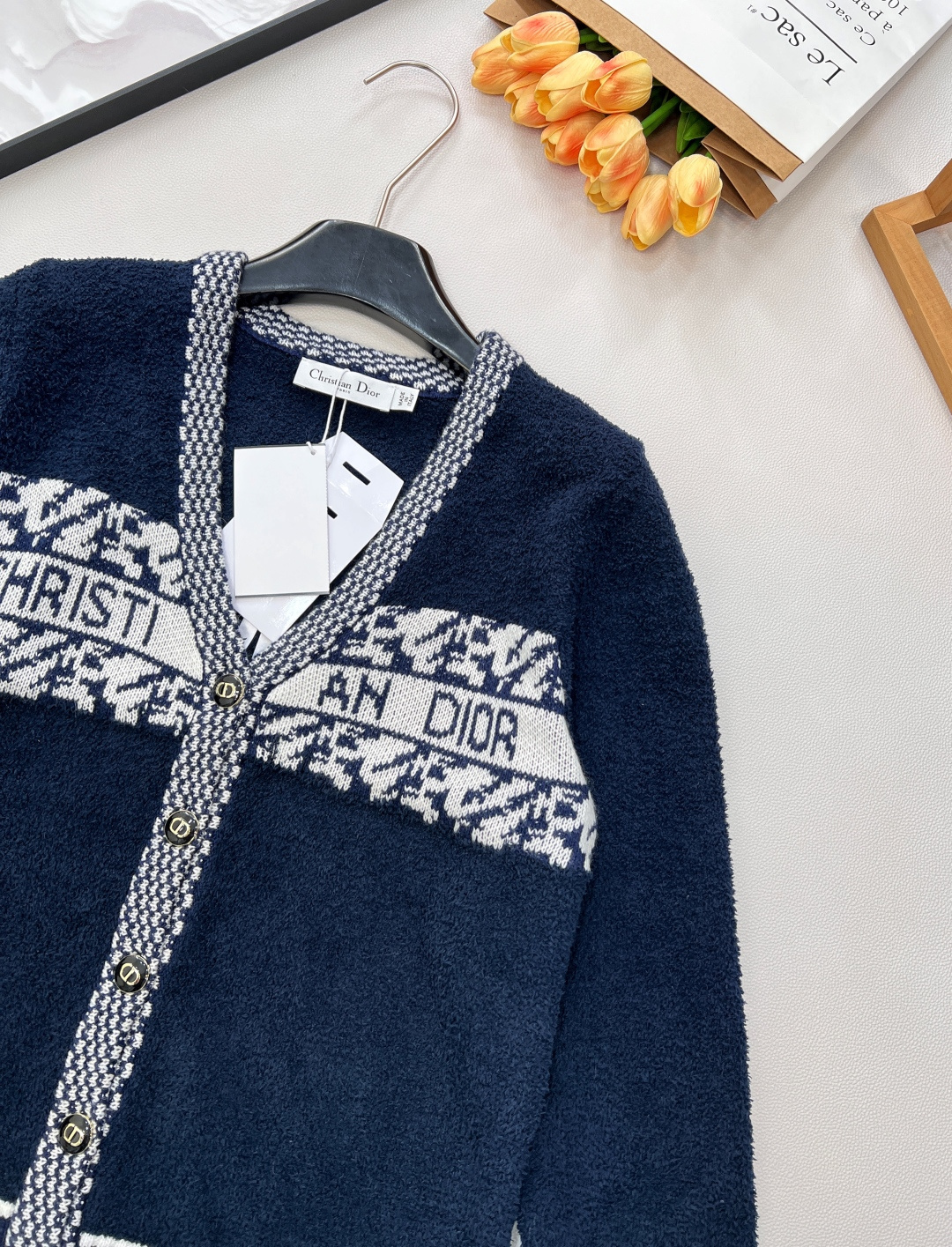 🆕 DIOR 奶白色V领字母撞色提花针织开衫，这款D🏠外套，奶乖奶乖的长在了心巴上！奶乖奶乖的外套你们见