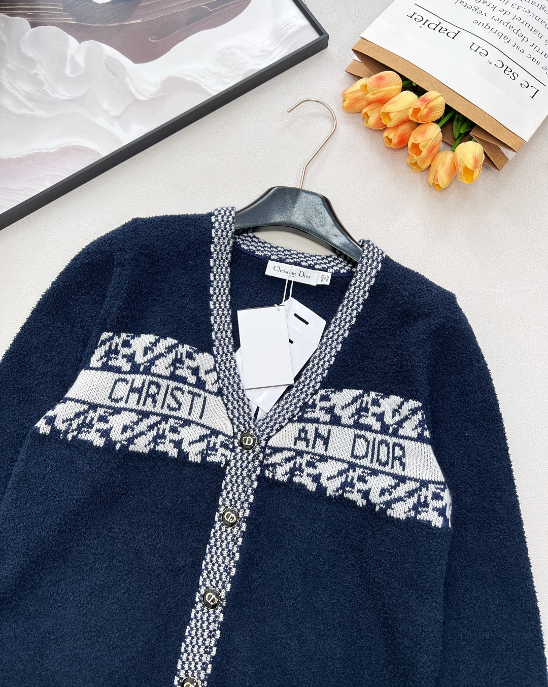 🆕 DIOR 奶白色V领字母撞色提花针织开衫，这款D🏠外套，奶乖奶乖的长在了心巴上！奶乖奶乖的外套你们见