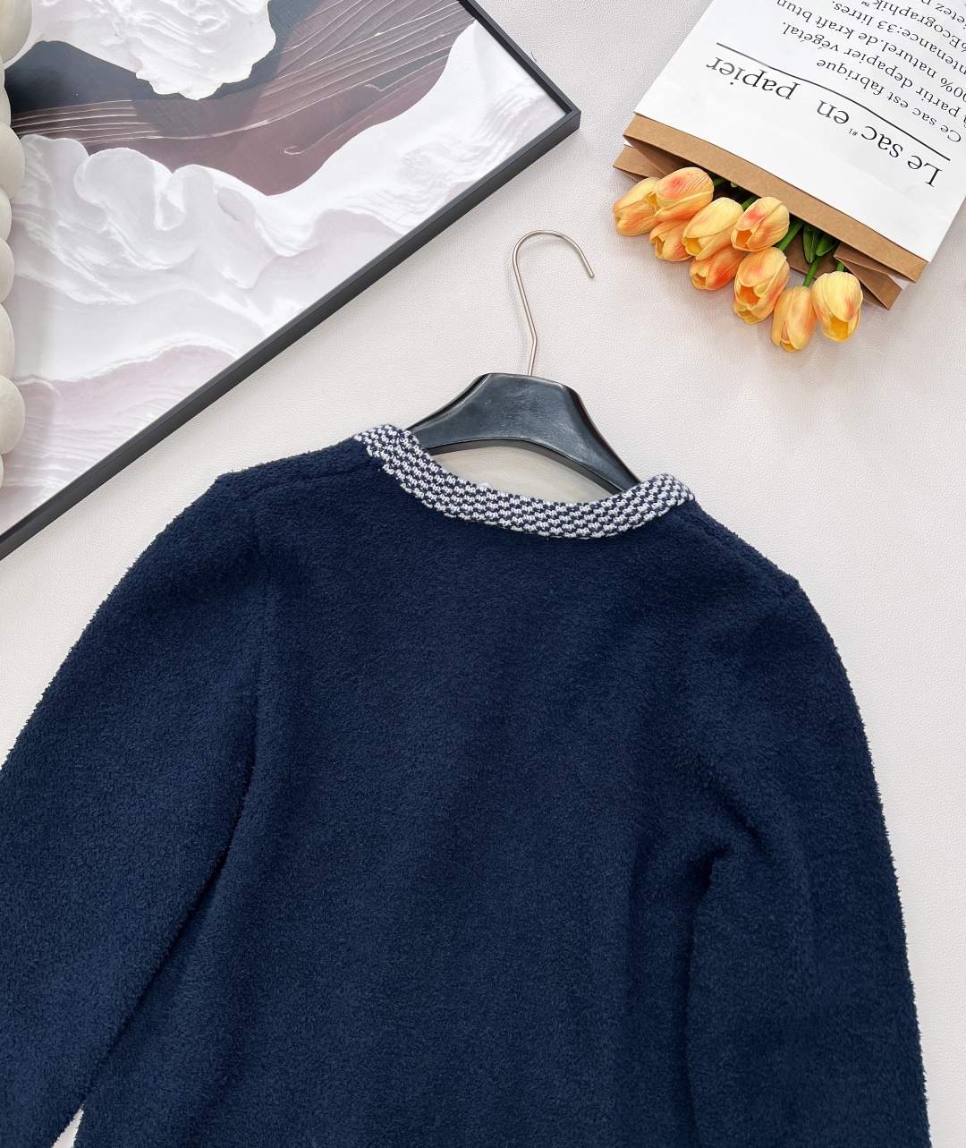 🆕 DIOR 奶白色V领字母撞色提花针织开衫，这款D🏠外套，奶乖奶乖的长在了心巴上！奶乖奶乖的外套你们见