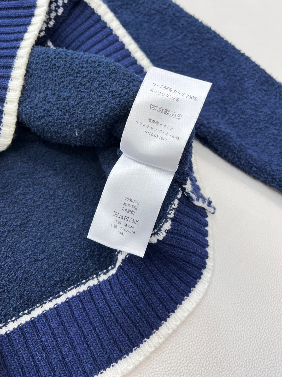 🆕 DIOR 奶白色V领字母撞色提花针织开衫，这款D🏠外套，奶乖奶乖的长在了心巴上！奶乖奶乖的外套你们见