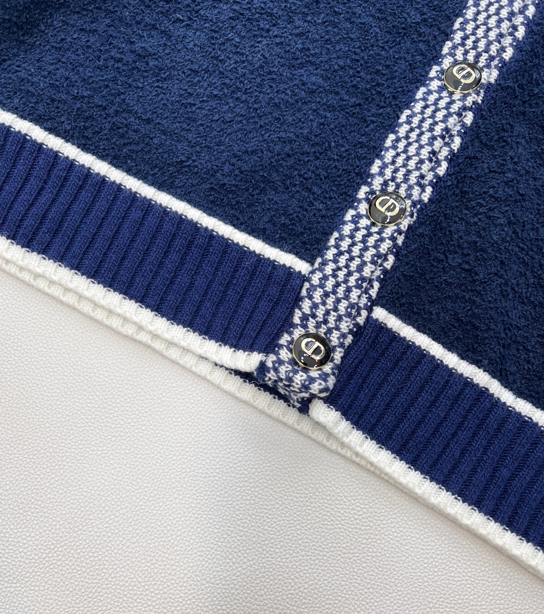 🆕 DIOR 奶白色V领字母撞色提花针织开衫，这款D🏠外套，奶乖奶乖的长在了心巴上！奶乖奶乖的外套你们见