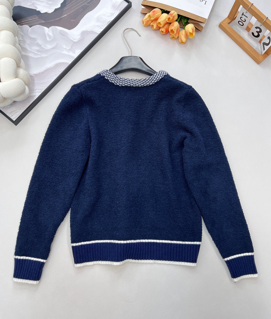 🆕 DIOR 奶白色V领字母撞色提花针织开衫，这款D🏠外套，奶乖奶乖的长在了心巴上！奶乖奶乖的外套你们见