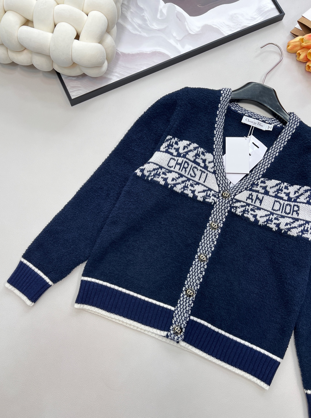 🆕 DIOR 奶白色V领字母撞色提花针织开衫，这款D🏠外套，奶乖奶乖的长在了心巴上！奶乖奶乖的外套你们见