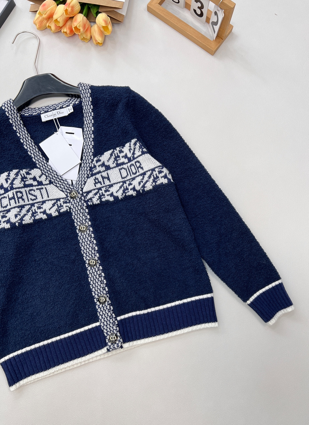 🆕 DIOR 奶白色V领字母撞色提花针织开衫，这款D🏠外套，奶乖奶乖的长在了心巴上！奶乖奶乖的外套你们见