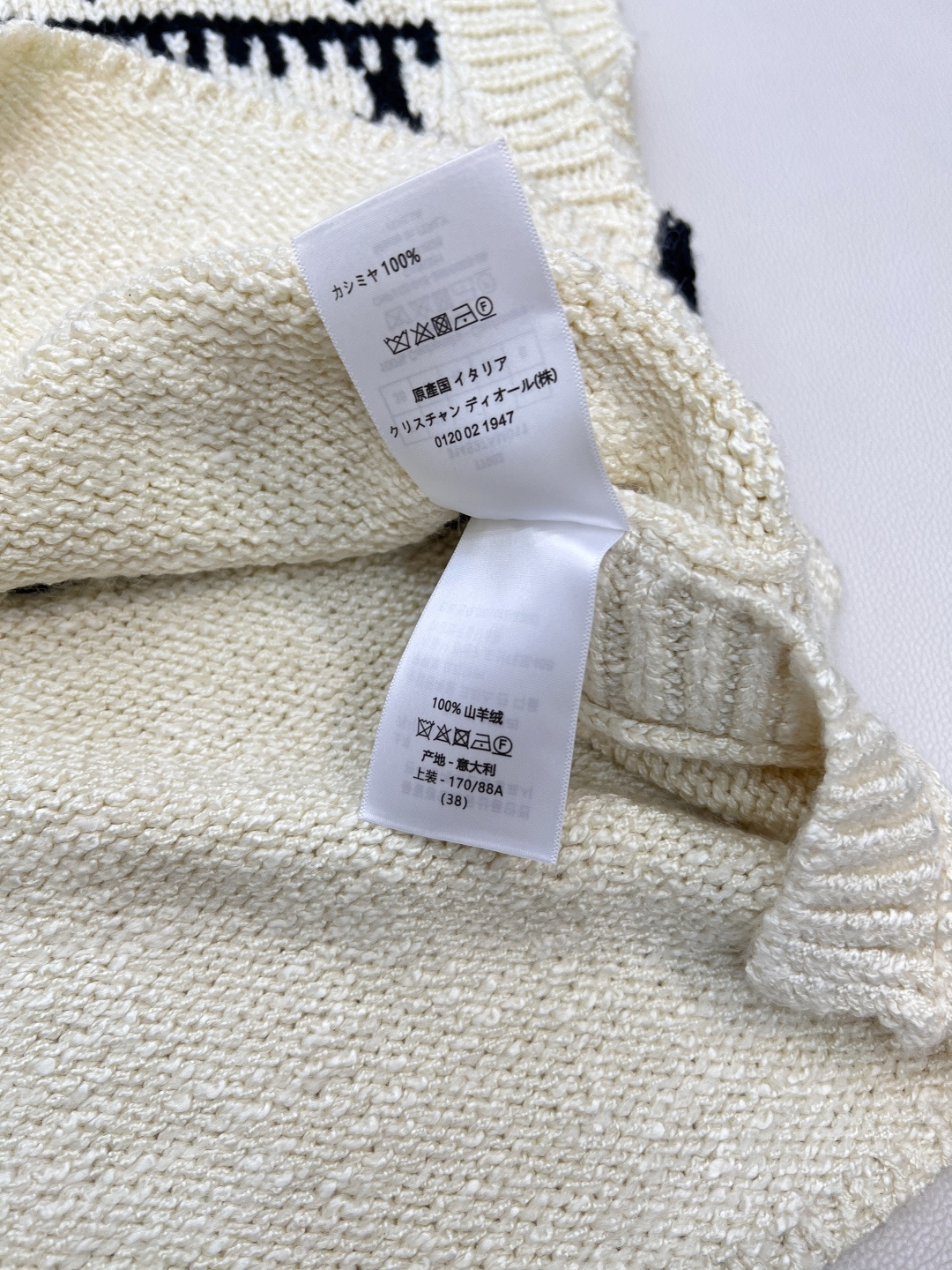 🆕Dioi2025新款菱格提花针织马甲，定制YB羊绒纱线织造，提花工艺处理，呈现出不同波纹形状，阔袖马甲