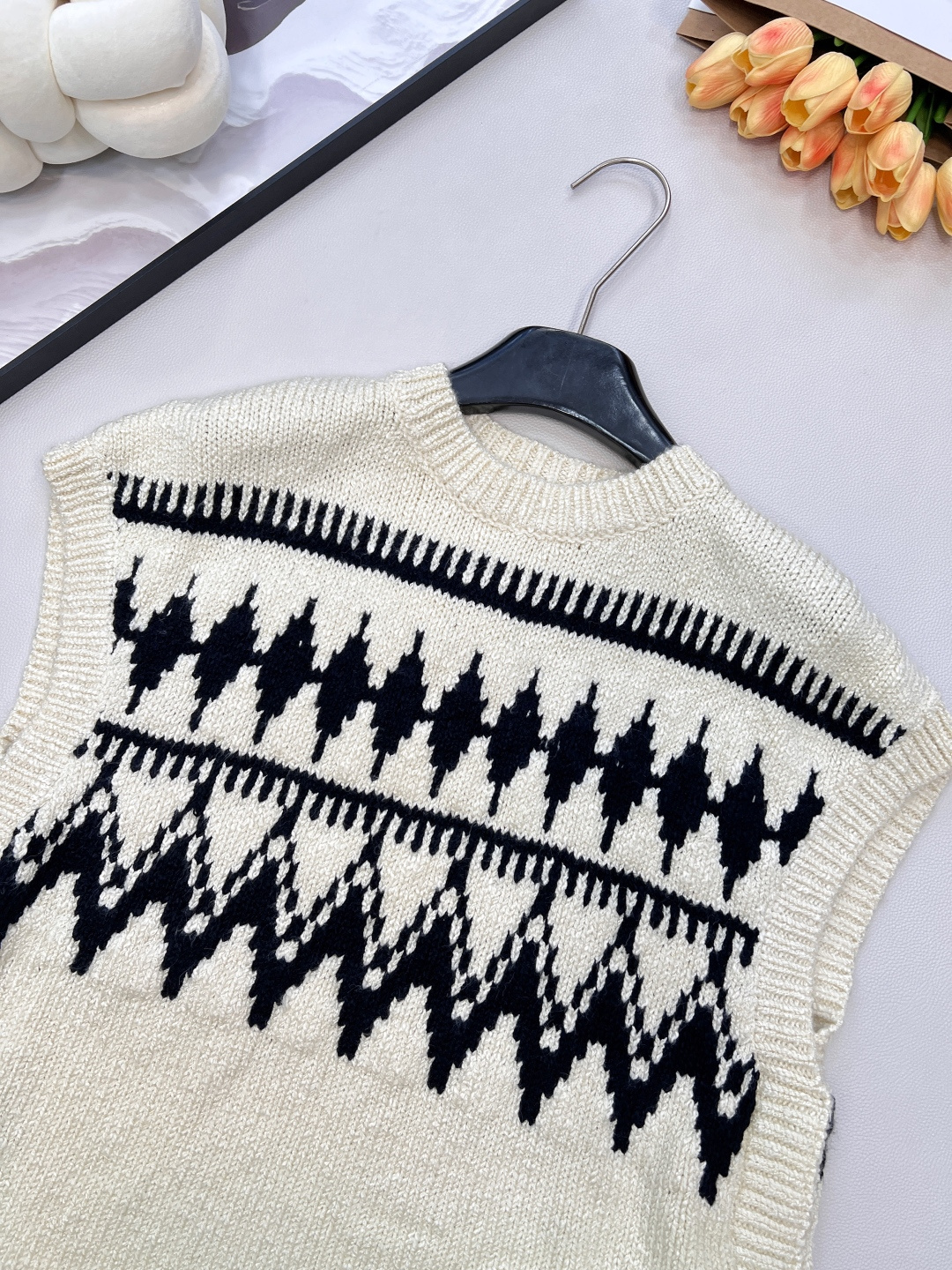 🆕Dioi2025新款菱格提花针织马甲，定制YB羊绒纱线织造，提花工艺处理，呈现出不同波纹形状，阔袖马甲