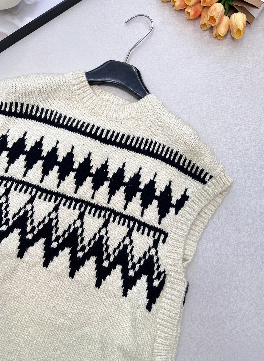 🆕Dioi2025新款菱格提花针织马甲，定制YB羊绒纱线织造，提花工艺处理，呈现出不同波纹形状，阔袖马甲