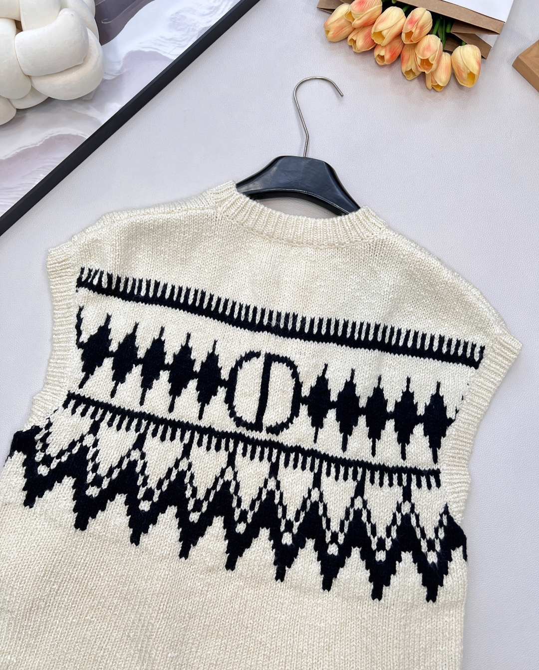 🆕Dioi2025新款菱格提花针织马甲，定制YB羊绒纱线织造，提花工艺处理，呈现出不同波纹形状，阔袖马甲