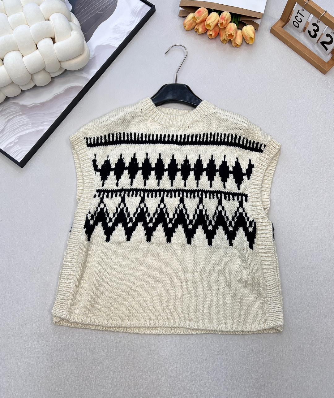 NO:592003,Dioi2025 new diamond jacquard knitted vest, customized YB cashmere yarn weaving, jacquard processing, showing different corrugated shapes, wide-sleeved vest version, horizontal ripple distribution on the large chest, zigzag triangle and other jacquard patterns, retro and fashionable, the overall shape is full of relaxation, fashionable and western style. Customized surface accessories, look for the version, complete three standards, two colors, size sml code D, dior, alexander wang19860909Dioi2025新款菱格提花针织马甲,定制YB羊绒纱线织造,提花工艺处理,呈现出不同波纹形状,阔袖马甲版型,大身胸口横向波纹分布,锯齿三角等提花图案,复古时尚,整体造型松弛感十足,穿搭时髦洋气.定制面辅料 认准版本 ,三标齐全,两色出 尺码sml 编码D,,dior,alexander wang,Women's clothing