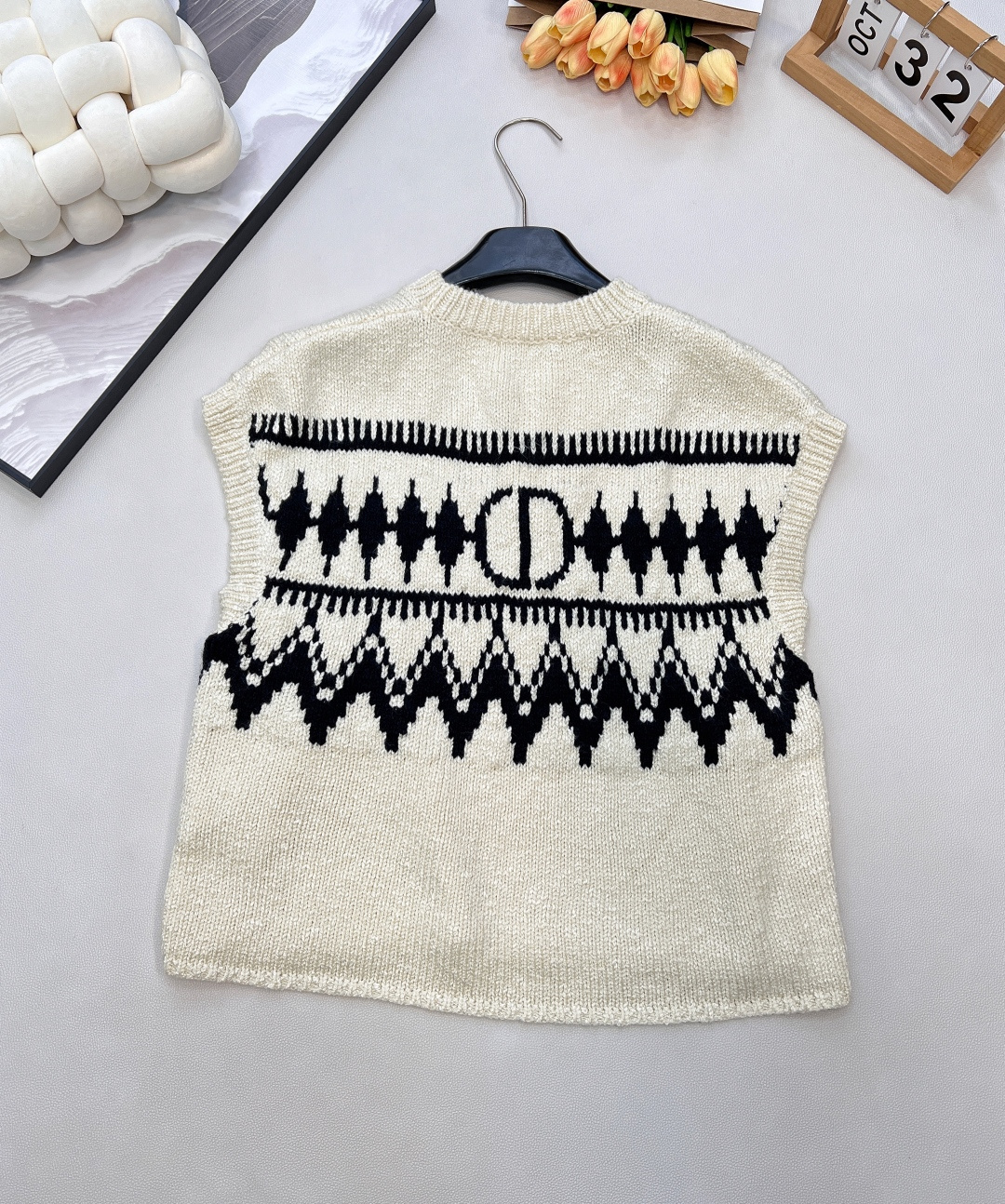 🆕Dioi2025新款菱格提花针织马甲，定制YB羊绒纱线织造，提花工艺处理，呈现出不同波纹形状，阔袖马甲