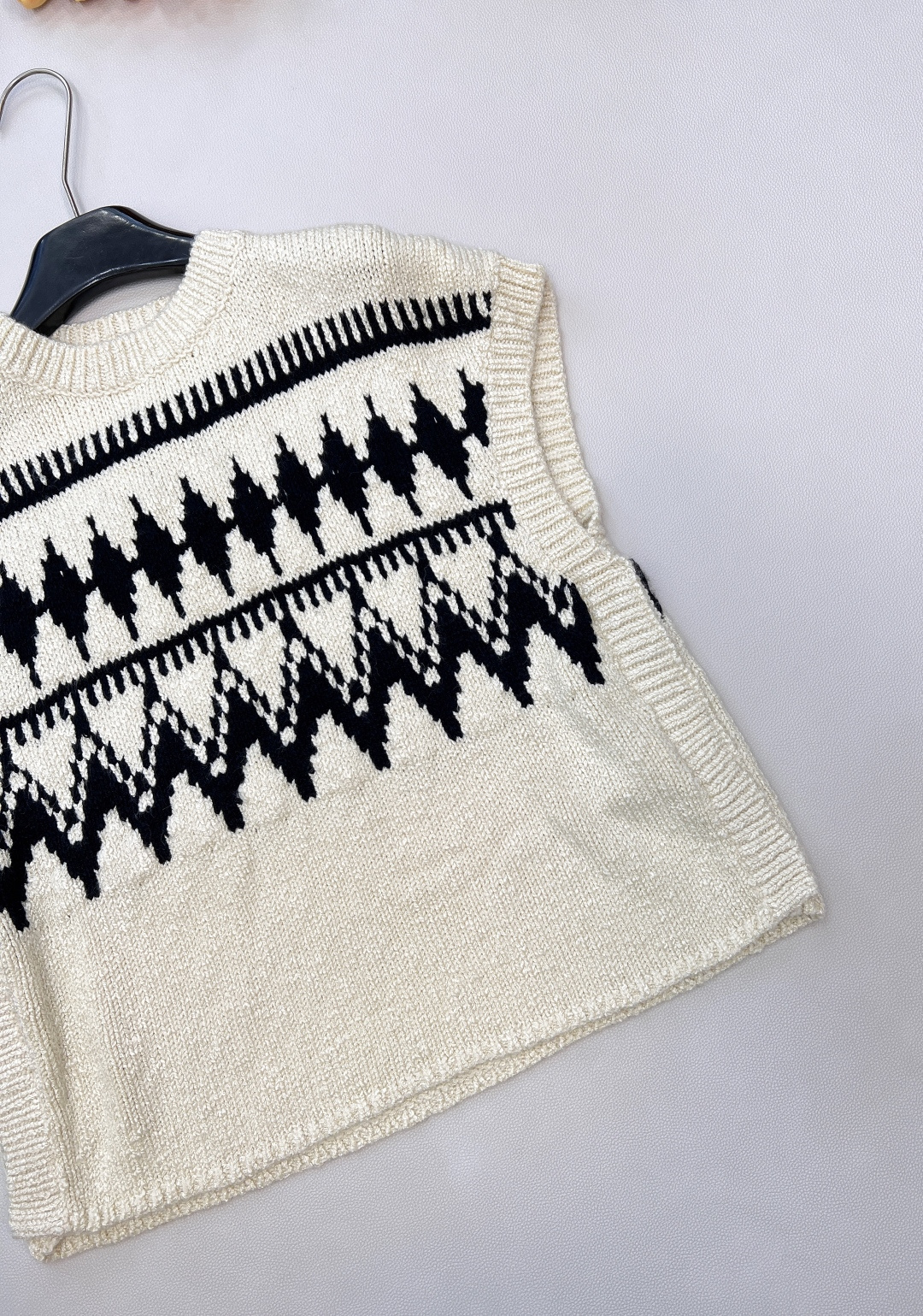 🆕Dioi2025新款菱格提花针织马甲，定制YB羊绒纱线织造，提花工艺处理，呈现出不同波纹形状，阔袖马甲