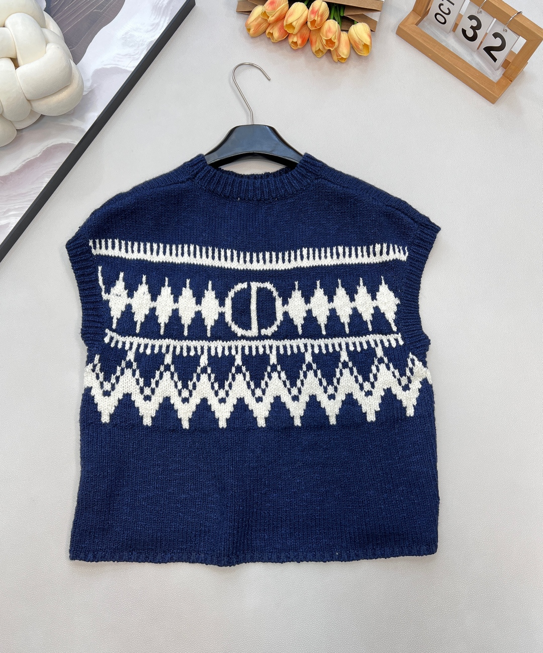 🆕Dioi2025新款菱格提花针织马甲，定制YB羊绒纱线织造，提花工艺处理，呈现出不同波纹形状，阔袖马甲