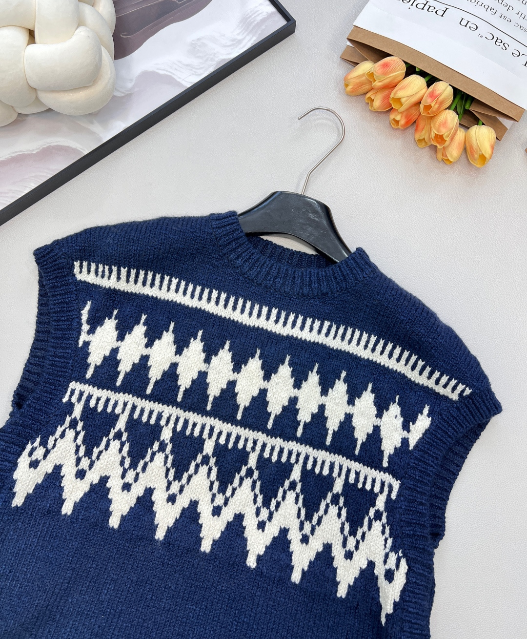 🆕Dioi2025新款菱格提花针织马甲，定制YB羊绒纱线织造，提花工艺处理，呈现出不同波纹形状，阔袖马甲