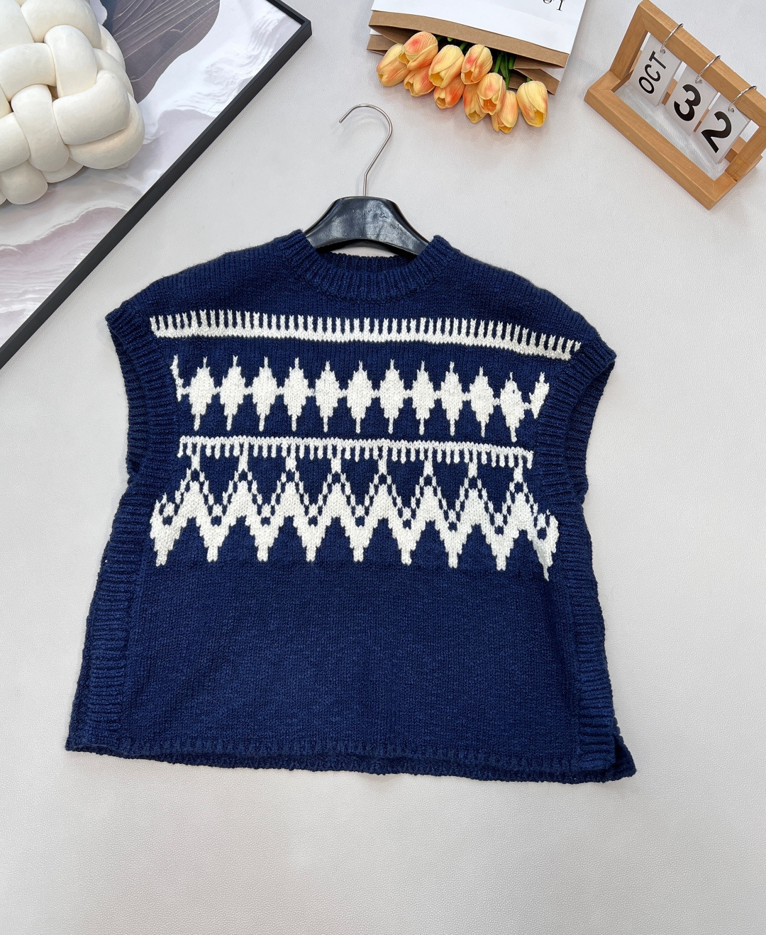 NO:592026,Dioi2025 new diamond jacquard knitted vest, customized YB cashmere yarn weaving, jacquard processing, showing different corrugated shapes, wide-sleeved vest version, horizontal ripple distribution on the large chest, zigzag triangle and other jacquard patterns, retro and fashionable, the overall shape is full of relaxation, fashionable and western style. Customized surface accessories, look for the version, complete three standards, two colors, size sml code, dior, alexander wang19860909Dioi2025新款菱格提花针织马甲,定制YB羊绒纱线织造,提花工艺处理,呈现出不同波纹形状,阔袖马甲版型,大身胸口横向波纹分布,锯齿三角等提花图案,复古时尚,整体造型松弛感十足,穿搭时髦洋气.定制面辅料 认准版本 ,三标齐全,两色出 尺码sml 编码,,dior,alexander wang,Women's clothing