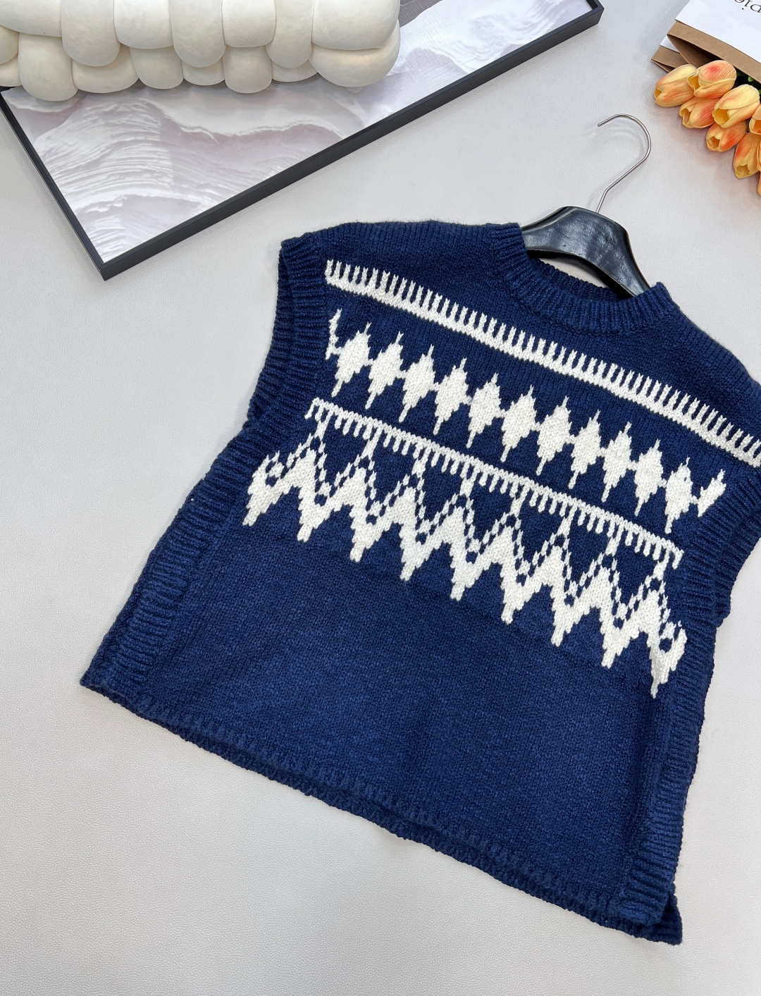 🆕Dioi2025新款菱格提花针织马甲，定制YB羊绒纱线织造，提花工艺处理，呈现出不同波纹形状，阔袖马甲