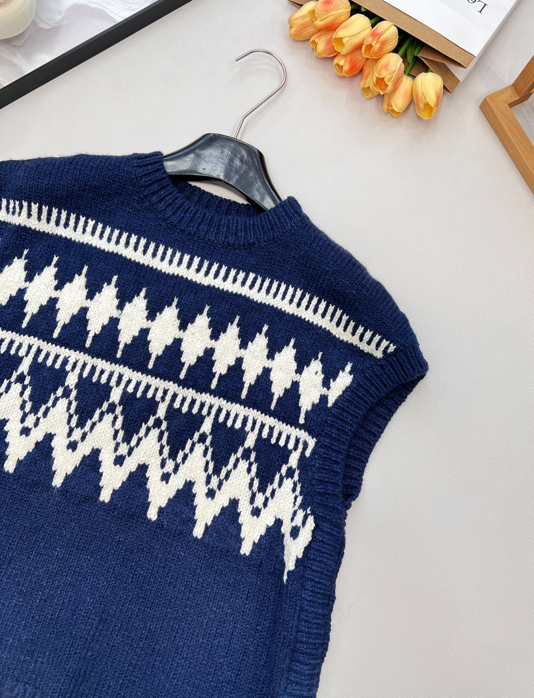 🆕Dioi2025新款菱格提花针织马甲，定制YB羊绒纱线织造，提花工艺处理，呈现出不同波纹形状，阔袖马甲