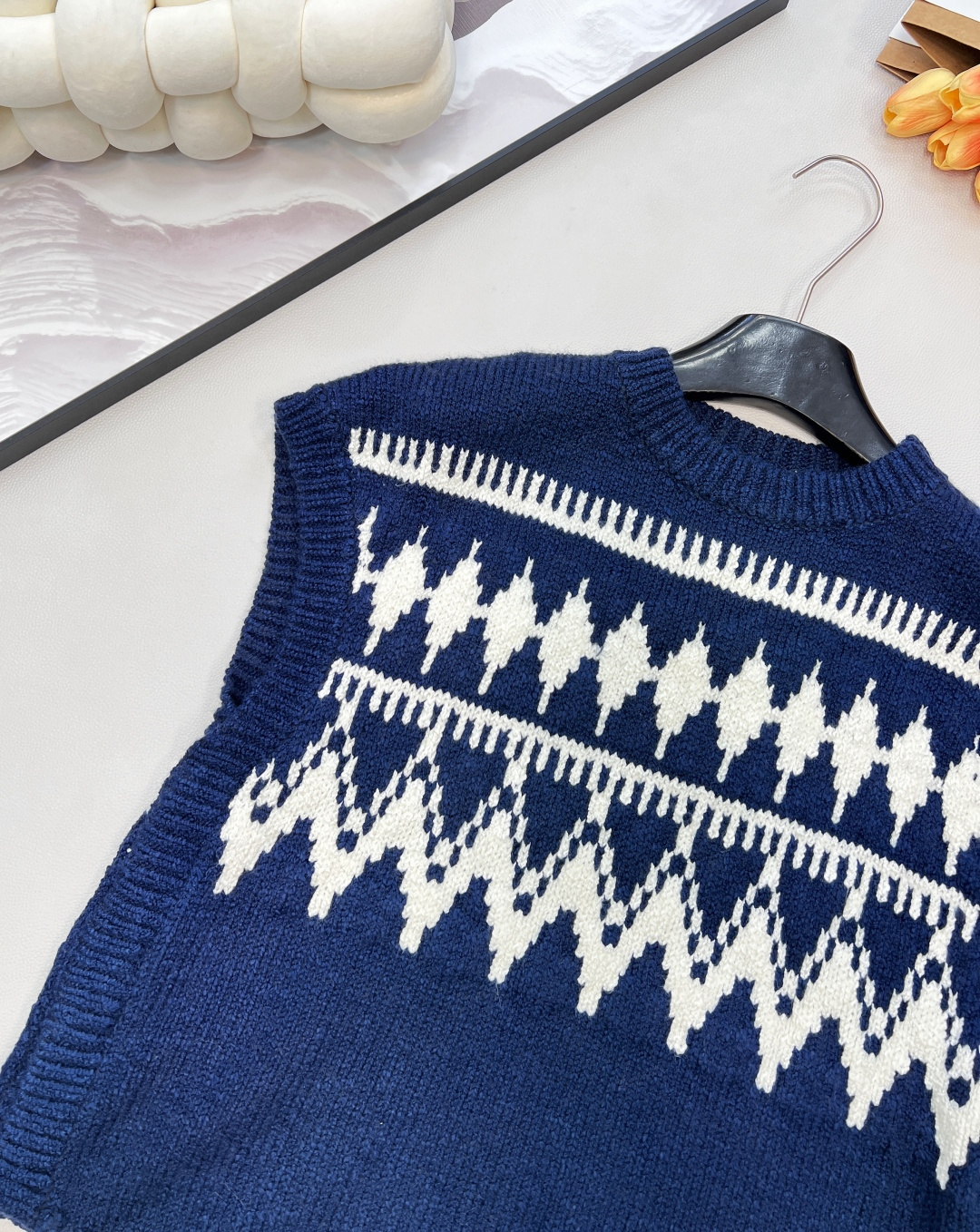 🆕Dioi2025新款菱格提花针织马甲，定制YB羊绒纱线织造，提花工艺处理，呈现出不同波纹形状，阔袖马甲