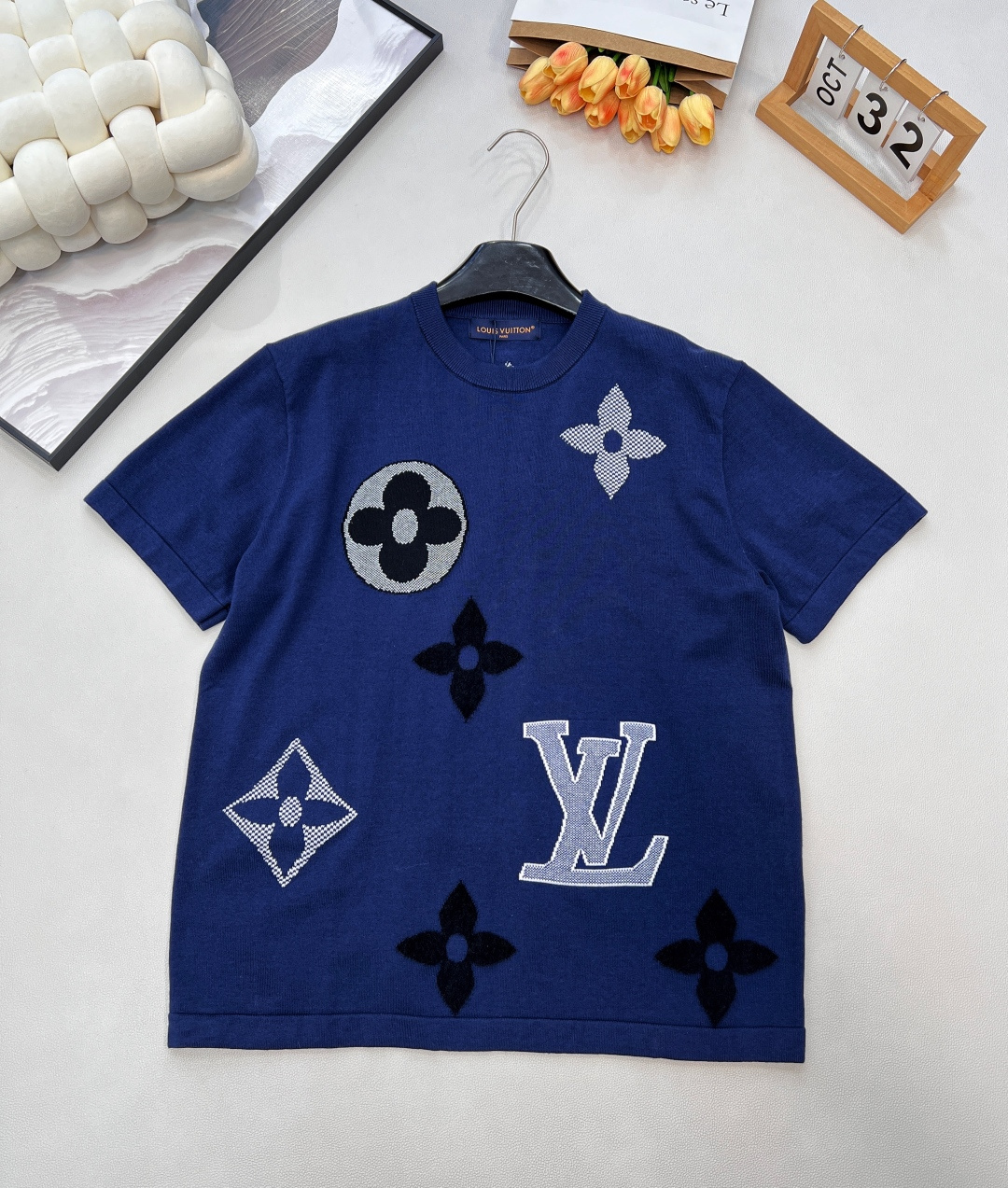 NO:592017,Louis  Vuitton2025 new round neck four-leaf clover logo short sleeves, custom YB twill cotton yarn weaving, comfortable to wear, full of texture, loose short sleeves cut, made of heavyweight pure cotton yarn, full of drape, looking slim and stylish when worn, front positioning distribution, advantageous  Use jacquard technology to restore the colors, fill the collision with navy blue, and use harmonious but different effects to create brand logo patterns such as four-leaf clovers and letters. The fashionable and high-end sense is immediately apparent, creating a personalized style, fashionable and relaxed, and stylish when worn alone or worn inside. The same style for men and women, complete with three labels  Size sml code, louis vuitton, T-shirt, alexander wang19860909Louis Vuitton2025新款圆领四叶草徽标短袖,定制YB斜纹全棉纱线织造,穿搭舒适,质感十足,宽松短袖裁剪,采用克重纯棉纱线制成,垂坠感十足,穿搭显瘦洋气,正面定位分布,利用提花工艺还原色彩,藏蓝色色填充碰撞,利用和而不同的效果,打造四叶草和字母等品牌徽标图案,时尚高级感立刻显现,打造个性风格,时髦松弛,单穿内搭都出彩时髦.男女同款,三标齐全 尺码sml 编码,,louis vuitton,T-shirt,alexander wang,Women's clothing