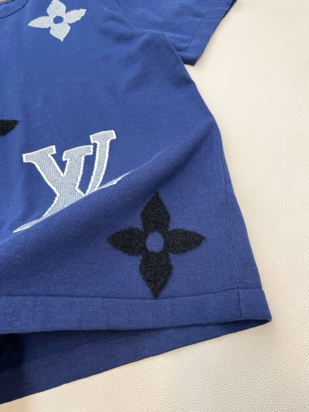 🆕Louis Vuitton2025新款圆领四叶草徽标短袖，定制YB斜纹全棉纱线织造，穿搭舒适，质感十足