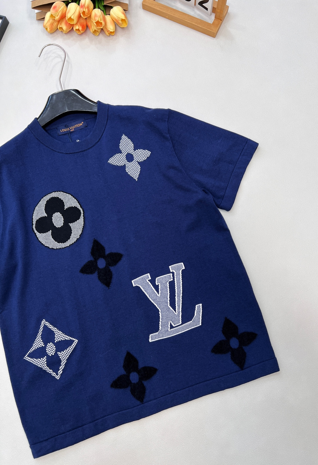 🆕Louis Vuitton2025新款圆领四叶草徽标短袖，定制YB斜纹全棉纱线织造，穿搭舒适，质感十足