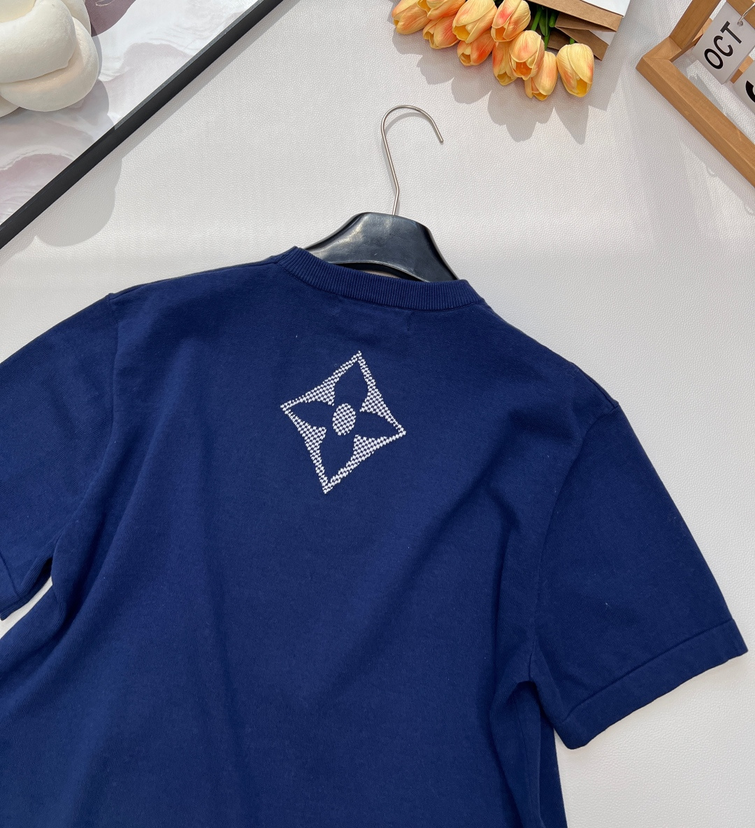 🆕Louis Vuitton2025新款圆领四叶草徽标短袖，定制YB斜纹全棉纱线织造，穿搭舒适，质感十足