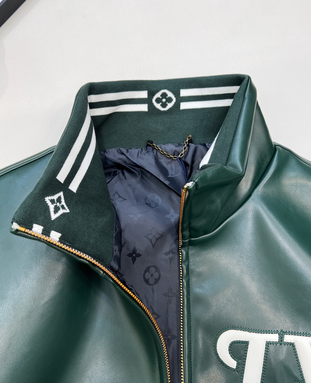 🆕Louis vuitton2025新款拼色皮衣夹克外套，定制YB进口环保水洗皮材质，质感细腻，纹理清晰