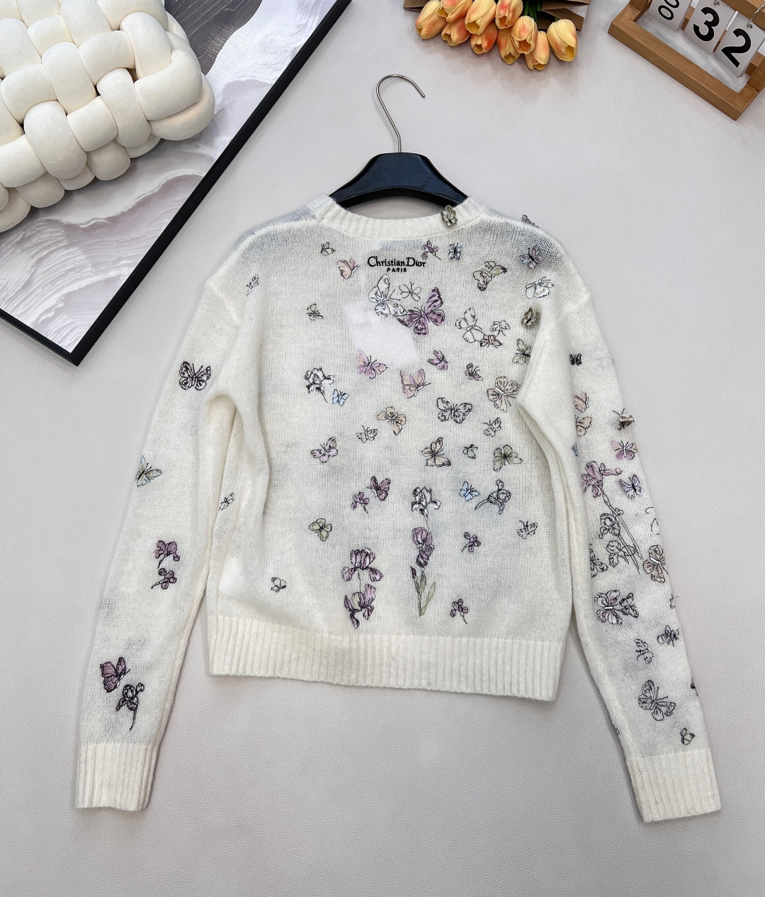 🆕 Dior 新款蝴蝶刺绣长袖针织衫，便成了时装屋写给春日的浪漫情书。 以柔糯针织为画布，无数只蝴蝶以细
