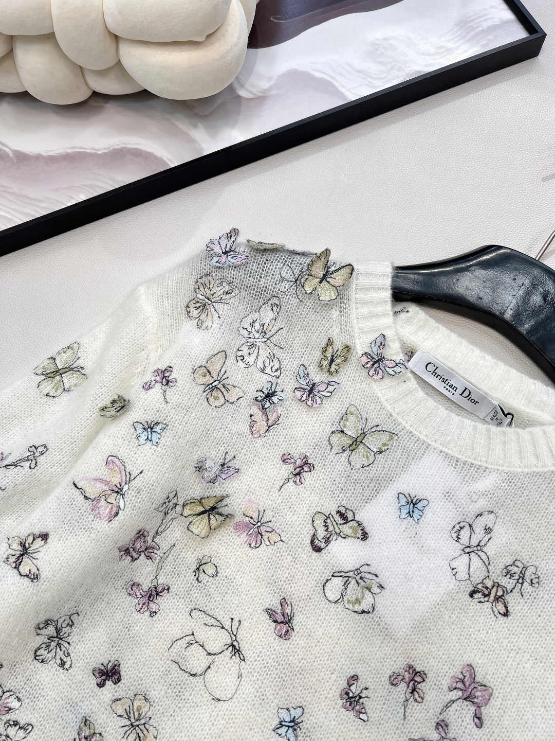 🆕 Dior 新款蝴蝶刺绣长袖针织衫，便成了时装屋写给春日的浪漫情书。 以柔糯针织为画布，无数只蝴蝶以细