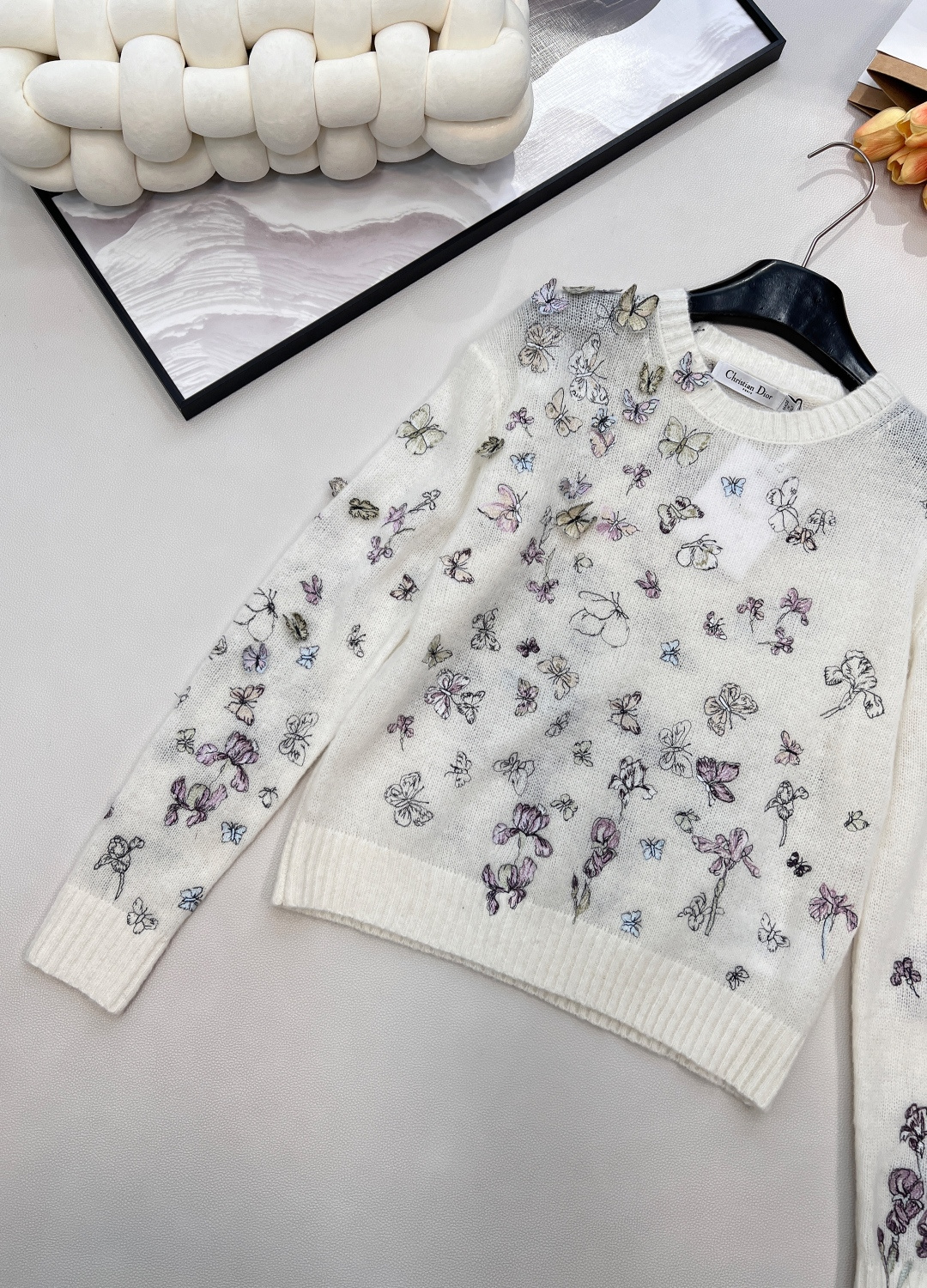 🆕 Dior 新款蝴蝶刺绣长袖针织衫，便成了时装屋写给春日的浪漫情书。 以柔糯针织为画布，无数只蝴蝶以细