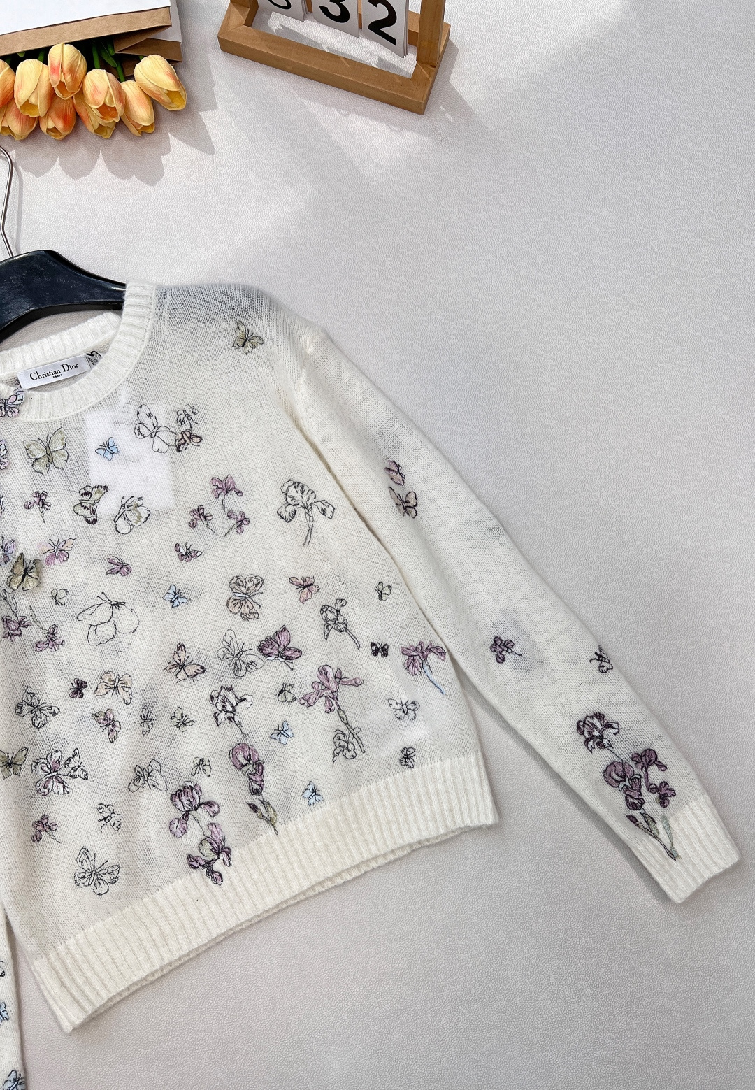 🆕 Dior 新款蝴蝶刺绣长袖针织衫，便成了时装屋写给春日的浪漫情书。 以柔糯针织为画布，无数只蝴蝶以细