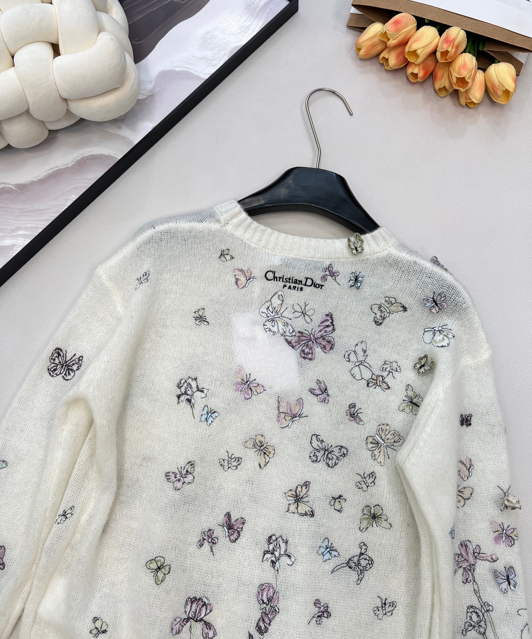 🆕 Dior 新款蝴蝶刺绣长袖针织衫，便成了时装屋写给春日的浪漫情书。 以柔糯针织为画布，无数只蝴蝶以细