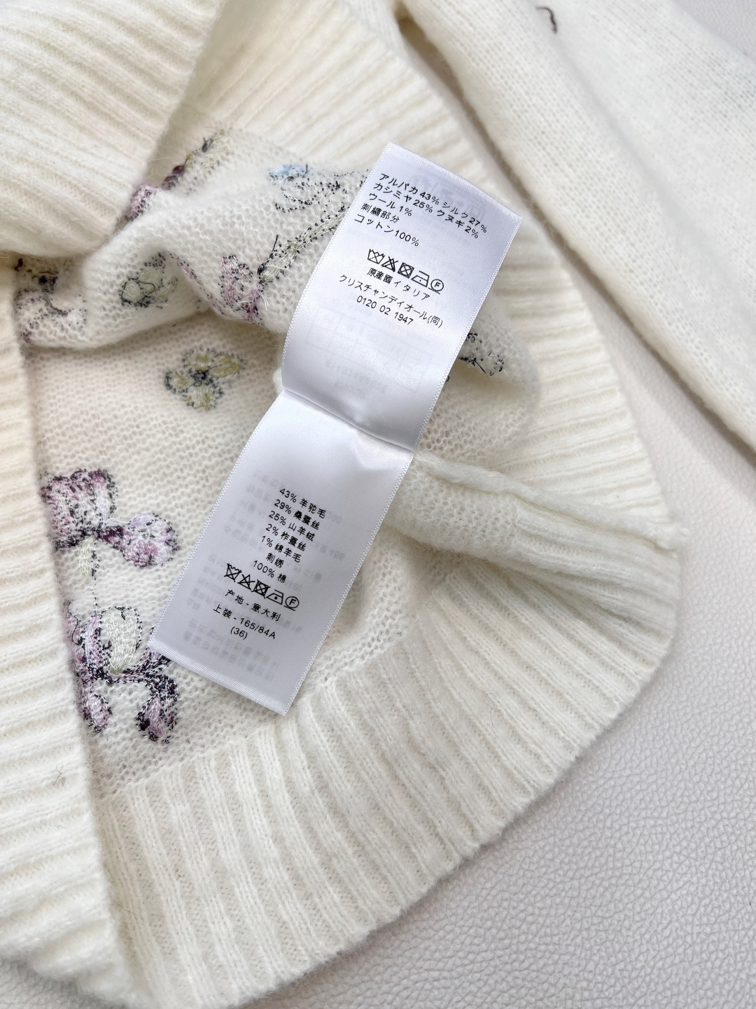 🆕 Dior 新款蝴蝶刺绣长袖针织衫，便成了时装屋写给春日的浪漫情书。 以柔糯针织为画布，无数只蝴蝶以细