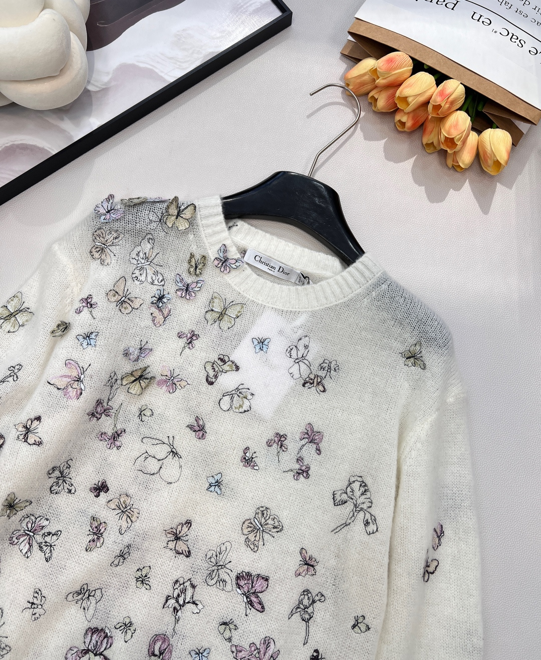 🆕 Dior 新款蝴蝶刺绣长袖针织衫，便成了时装屋写给春日的浪漫情书。 以柔糯针织为画布，无数只蝴蝶以细