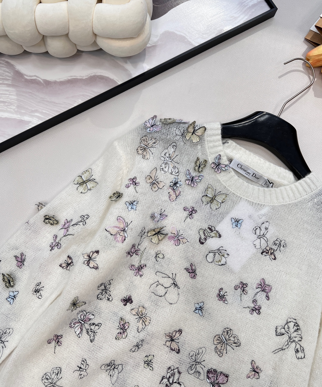 🆕 Dior 新款蝴蝶刺绣长袖针织衫，便成了时装屋写给春日的浪漫情书。 以柔糯针织为画布，无数只蝴蝶以细