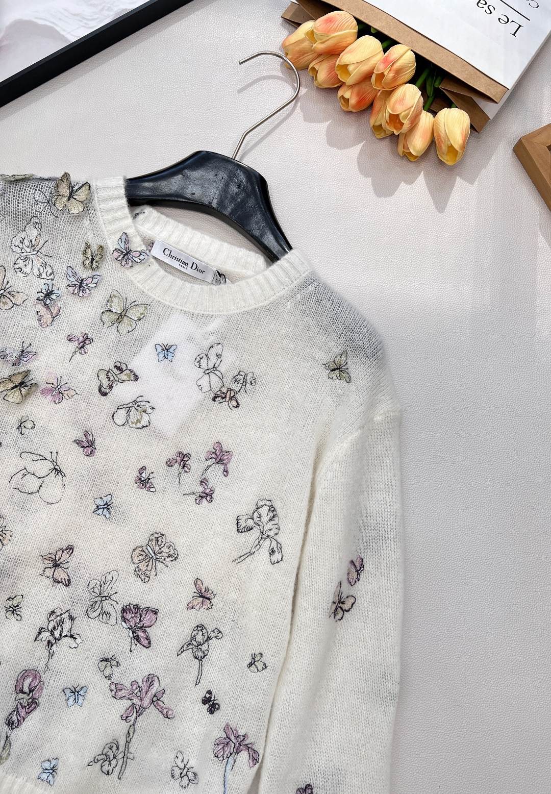 🆕 Dior 新款蝴蝶刺绣长袖针织衫，便成了时装屋写给春日的浪漫情书。 以柔糯针织为画布，无数只蝴蝶以细