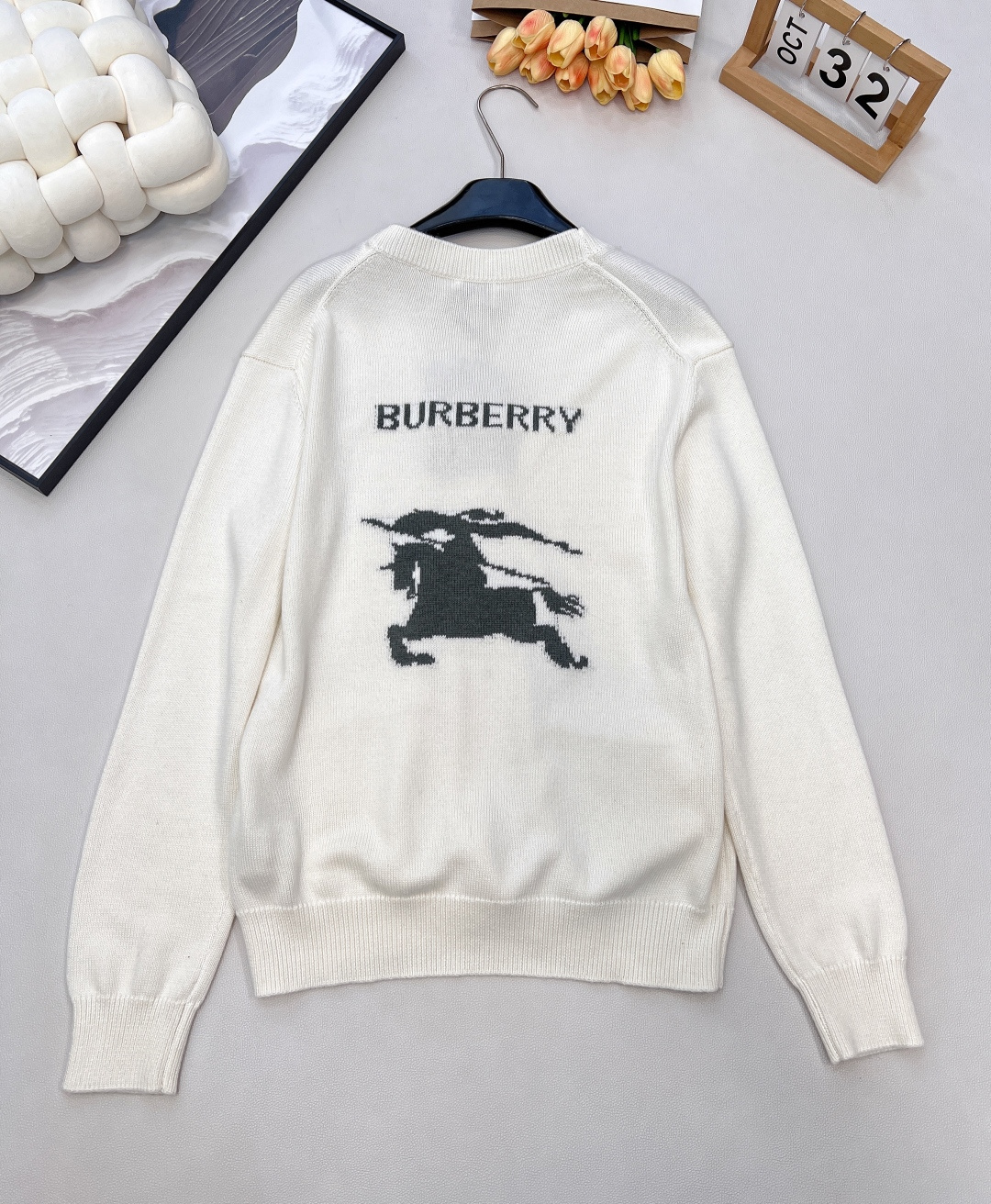 🆕 BURBERRY 字母战马徽标图案V领羊毛开衫，原版10,490购入开发，后背饰以战马logo标志，