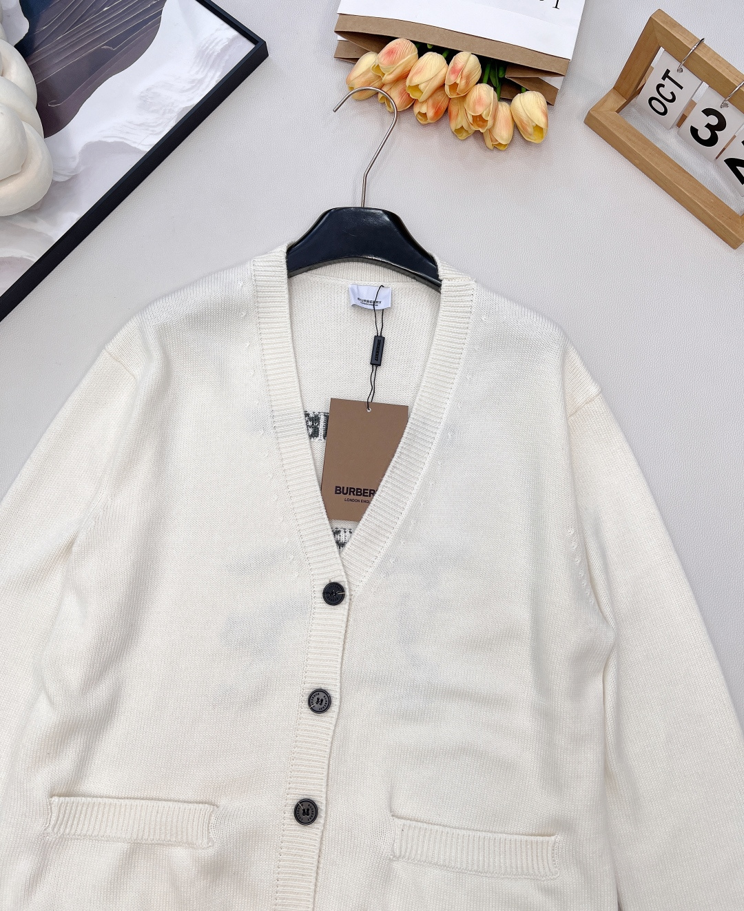 🆕 BURBERRY 字母战马徽标图案V领羊毛开衫，原版10,490购入开发，后背饰以战马logo标志，