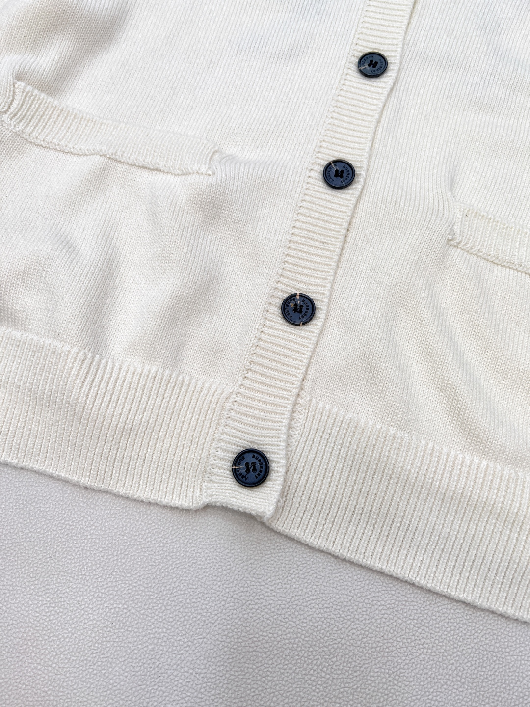 🆕 BURBERRY 字母战马徽标图案V领羊毛开衫，原版10,490购入开发，后背饰以战马logo标志，