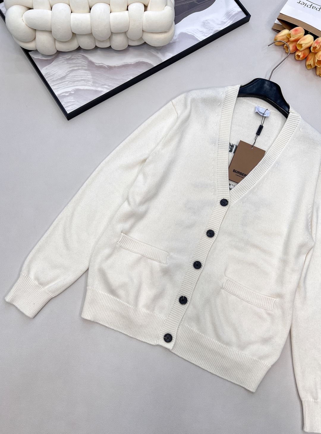 🆕 BURBERRY 字母战马徽标图案V领羊毛开衫，原版10,490购入开发，后背饰以战马logo标志，