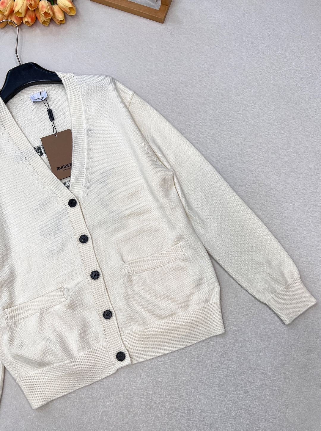 🆕 BURBERRY 字母战马徽标图案V领羊毛开衫，原版10,490购入开发，后背饰以战马logo标志，