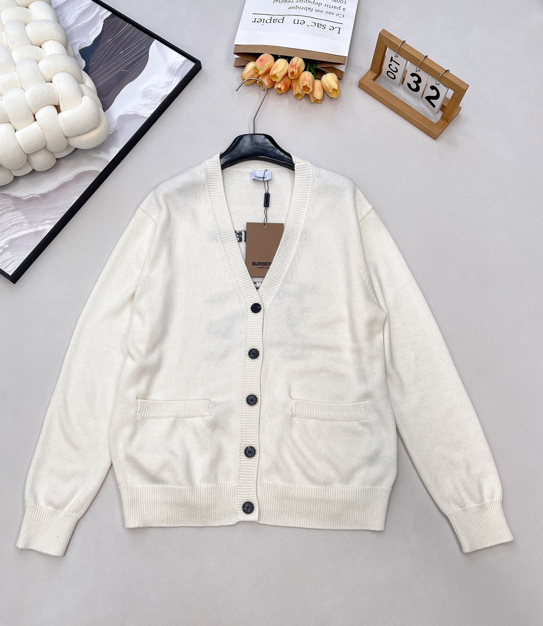 NO:592008,BURBERRY letter war horse logo pattern V-neck wool cardigan, originally purchased and developed for 10,490. The back is decorated with the war horse logo and the name of the war horse pattern in vivid traditional Chinese characters. This sweater is made of pure wool fabric and is made in a seven-needle imported machine workshop. It is embellished with the contrasting equestrian knight logo and brand logo. It is made of wool blended material. It is full of fashionable wear. A must-have style every year is here. It is a classic and durable style that is basic, simple and easy to match.  It adopts a V-neck design, which is classic and versatile. It is suitable for matching with all kinds of jackets and can easily adapt to different occasions. The collar, cuffs and hem are all decorated with ribbed knitting, which not only increases the three-dimensional sense and detail of the clothing, but also helps to fit the body lines, keep warm and not easily deformed.  The front is decorated with a conspicuous knitted 'BURBERRY' letter logo, which has high brand recognition; it is also embellished with a strongly contrasting Equestrian Knight logo (EKD), which is a classic and representative logo of BURBERRY, highlighting the brand's unique style and profound heritage. It looks fashionable when worn alone. It is ok to wear alone or layered. It is warm and comfortable ~ complete with three standards, shipped in large quantities. Sizes sml code,, burberry, jackets & coats, alexander wang19860909BURBERRY 字母战马徽标图案V领羊毛开衫, 原版10,490购入开发,后背饰以战马logo标志,以生动的正体字战马图案的名称. 这款针织衫采用纯羊毛面料打造,于七针进口机精坊而成,点缀对比感马术骑士徽标和品牌徽标 采用羊毛混纺材质 穿搭时髦感十足 每一年都必备的款式来了 基础简单好搭配属于经典耐看的款式 采用V领设计,经典百搭,适合搭配各类外套,能轻松适应不同场合. 领口、袖口以及下摆处都运用了罗纹针织装饰,不仅增加了服装的立体感和细节感,同时也有助于贴合身体线条,保暖且不易变形 . 正面饰有显眼的针织“BURBERRY”字母徽标,具有很高的品牌辨识度；同时点缀对比感强烈的马术骑士徽标（EKD）,这是BURBERRY经典且具有代表性的标志,彰显品牌的独特风格与深厚底蕴. 穿上就是时髦精 单穿叠穿都ok 保暖舒适～三标齐全,大货出 尺码sml 编码,,burberry,jackets & coats,alexander wang,Women's clothing