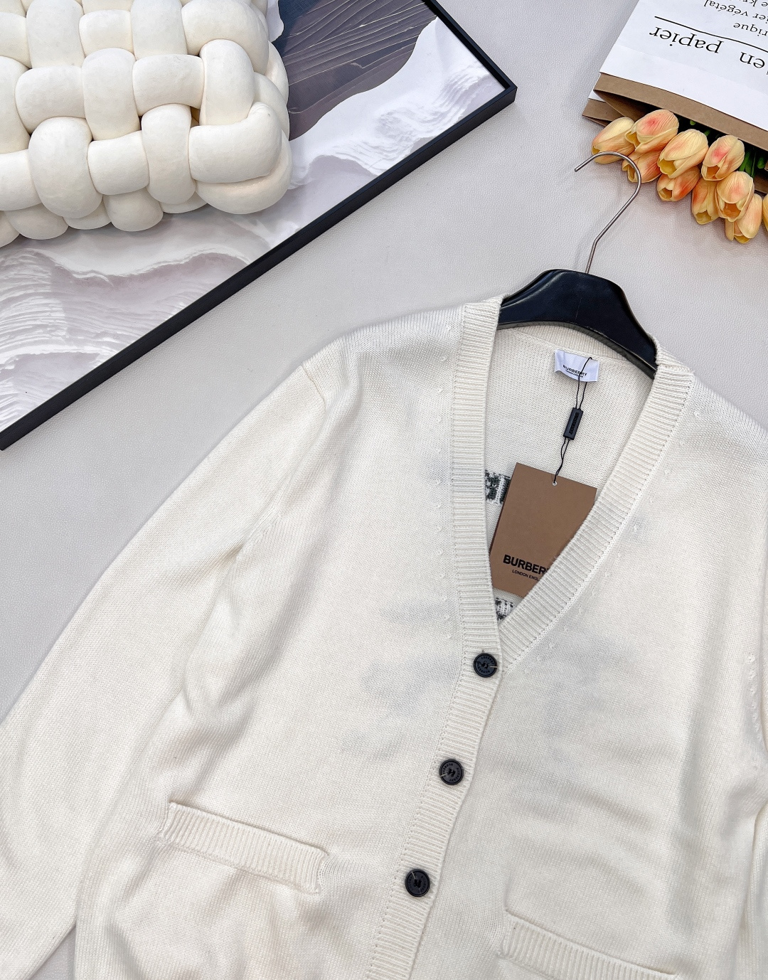 🆕 BURBERRY 字母战马徽标图案V领羊毛开衫，原版10,490购入开发，后背饰以战马logo标志，