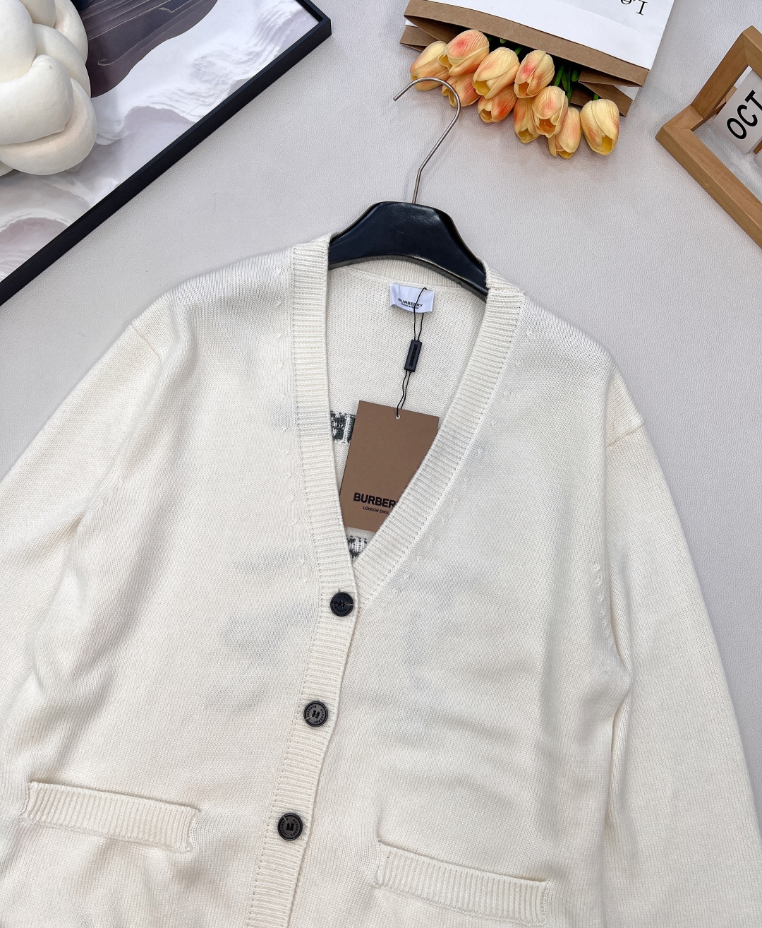 🆕 BURBERRY 字母战马徽标图案V领羊毛开衫，原版10,490购入开发，后背饰以战马logo标志，