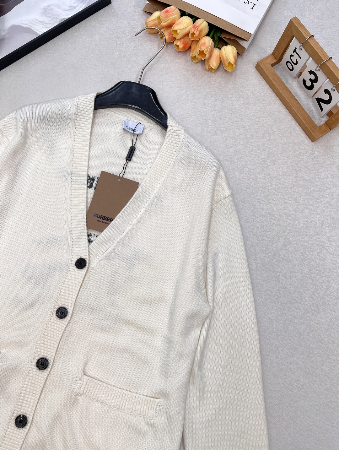 🆕 BURBERRY 字母战马徽标图案V领羊毛开衫，原版10,490购入开发，后背饰以战马logo标志，