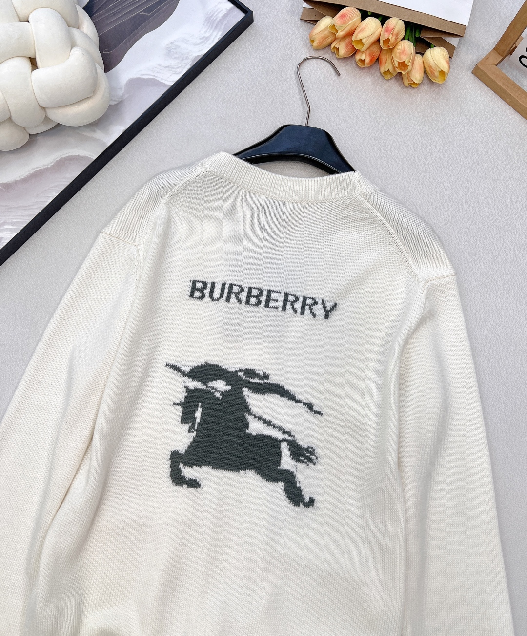🆕 BURBERRY 字母战马徽标图案V领羊毛开衫，原版10,490购入开发，后背饰以战马logo标志，